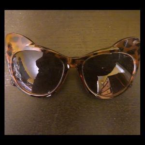 H&M tortoiseshell cat sunglasses
